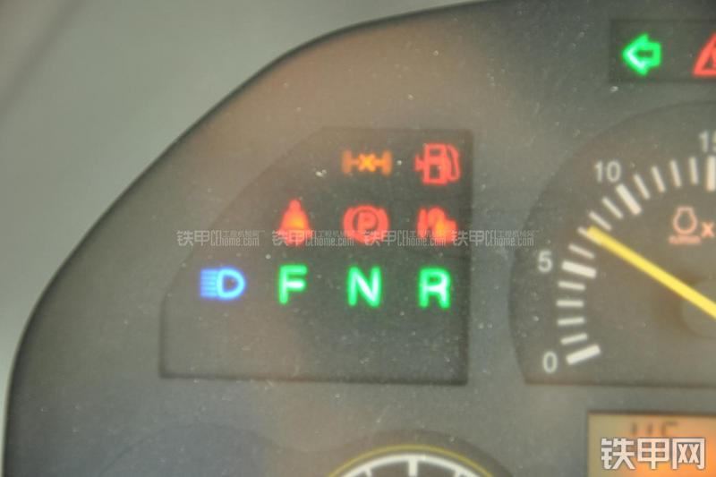 山东临工B877挖掘装载机局部