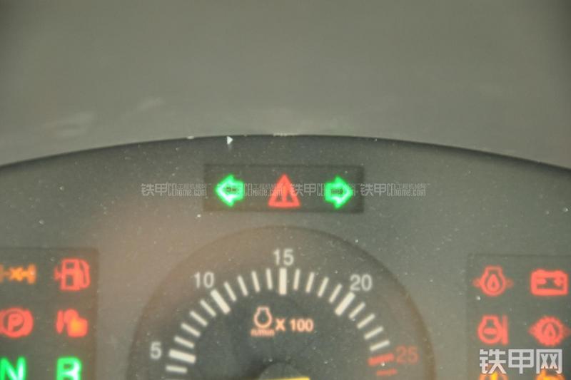 山东临工B877挖掘装载机局部