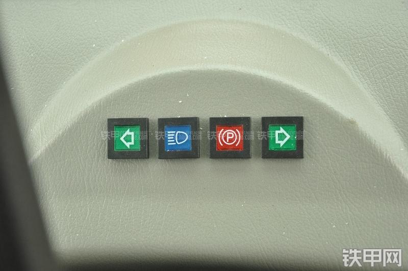 山东临工B877挖掘装载机局部