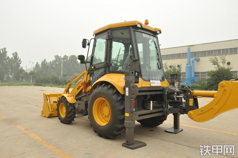 山东临工B877挖掘装载机局部