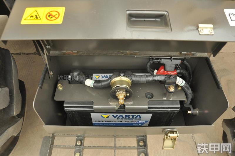 山东临工B877挖掘装载机局部