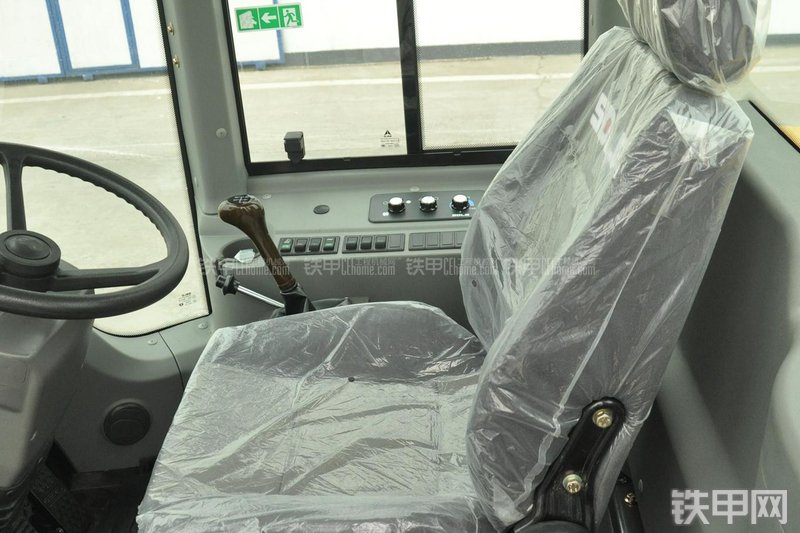 山东临工RS8140压路机局部