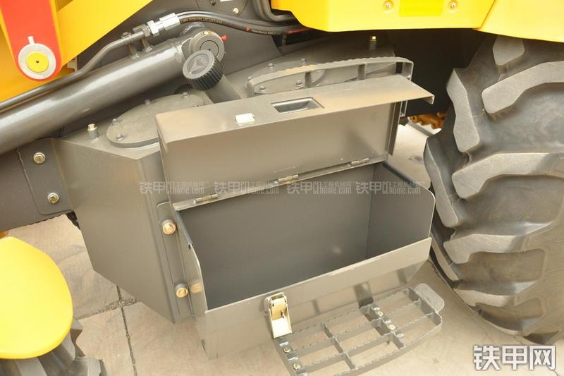 山东临工B877挖掘装载机局部