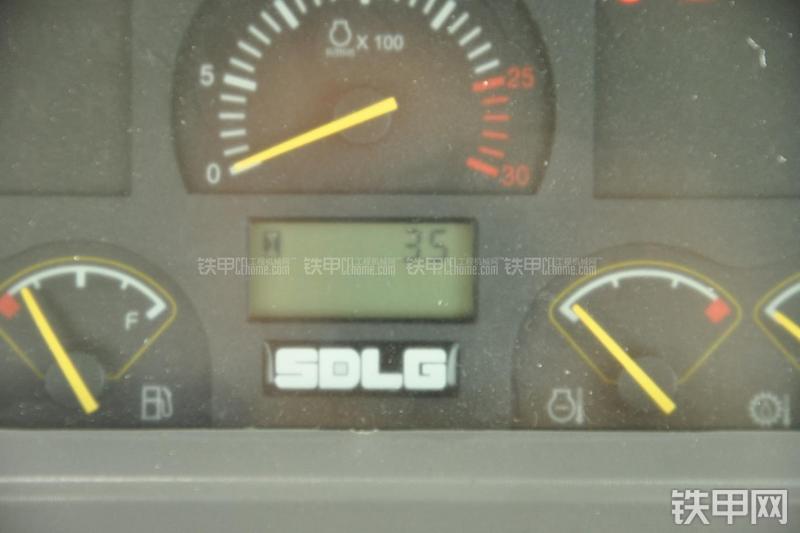 山东临工B877挖掘装载机局部