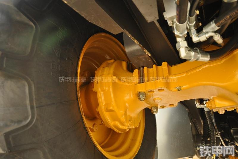 山东临工B877挖掘装载机局部