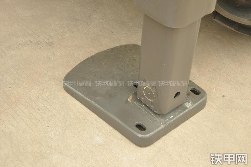 山东临工B877挖掘装载机局部