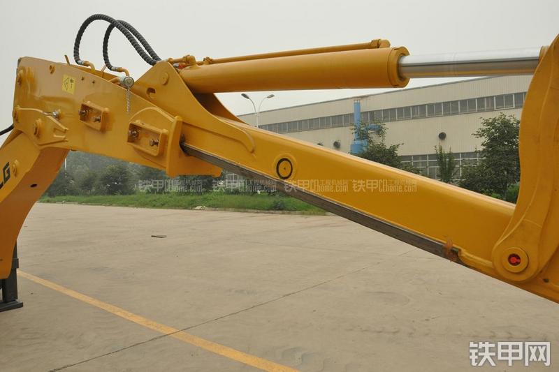 山东临工B877挖掘装载机局部