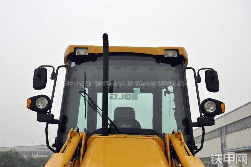 山东临工B877挖掘装载机局部