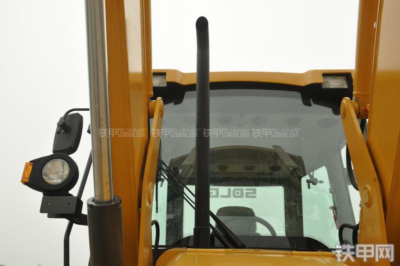 山东临工B877挖掘装载机局部