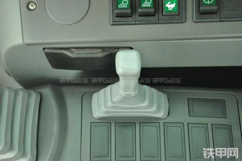 山东临工LG665E挖掘机局部