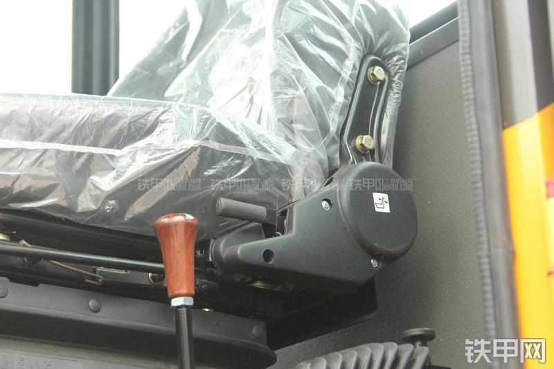 山东临工LG933L装载机局部