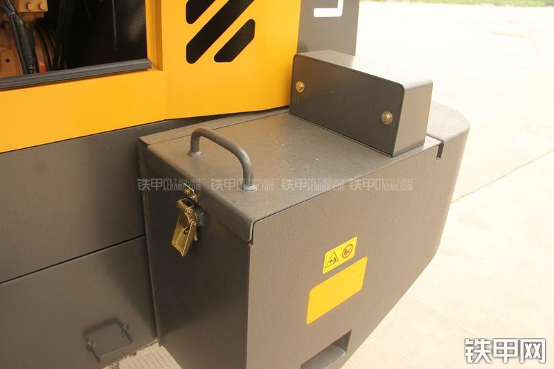 山东临工LG933L装载机局部