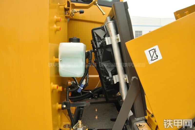 山东临工LG665E挖掘机局部