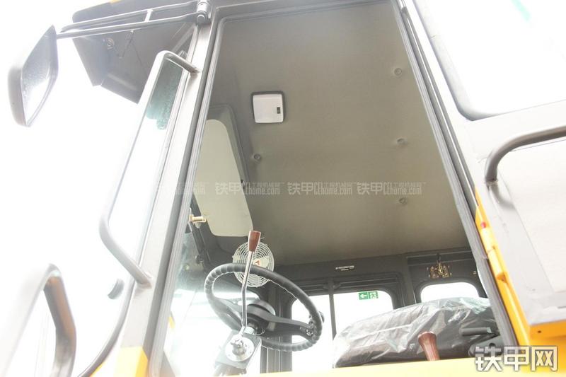 山东临工LG933L装载机局部