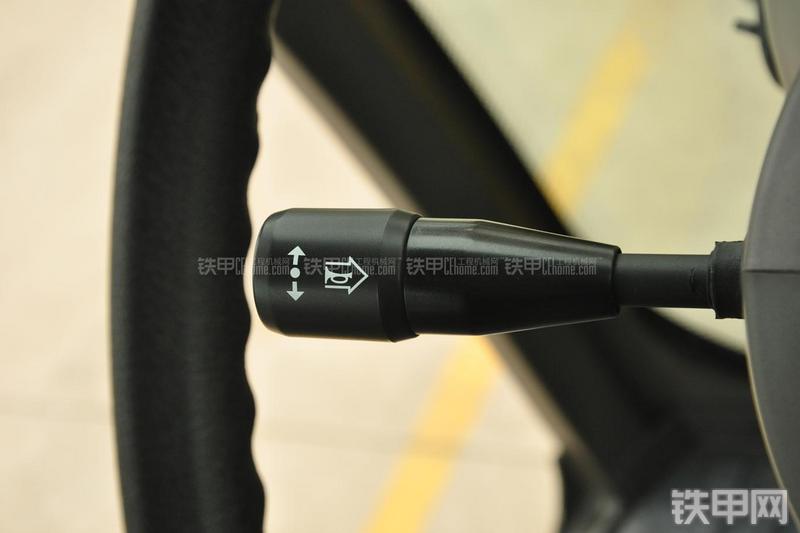 山东临工B877挖掘装载机局部