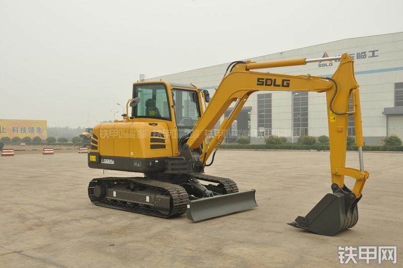 山东临工LG665E挖掘机整机外观