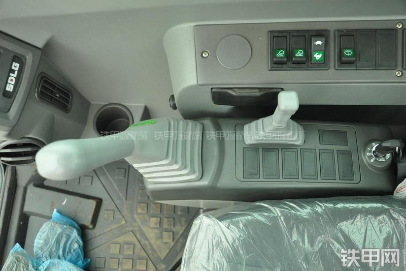 山东临工LG665E挖掘机局部