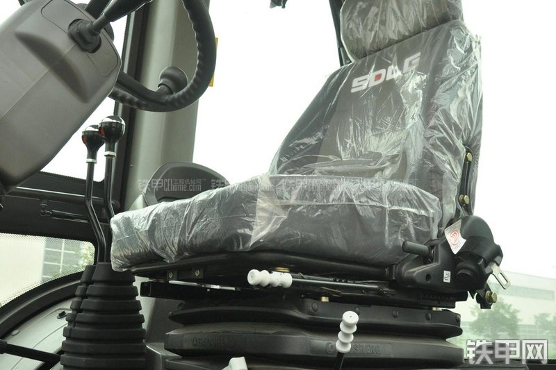 山东临工B877挖掘装载机局部