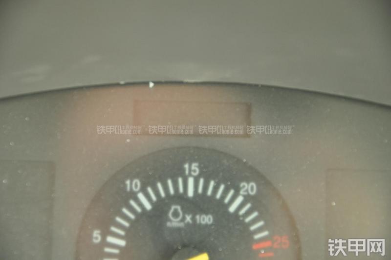 山东临工B877挖掘装载机局部