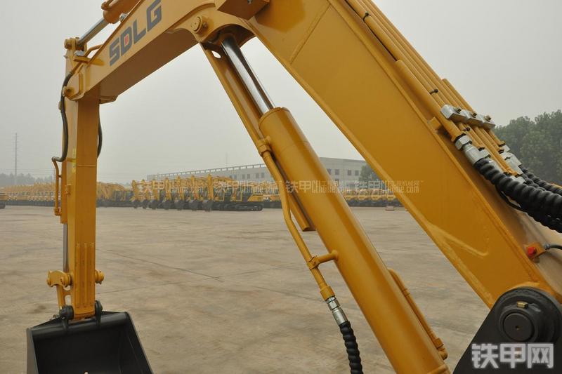 山东临工LG665E挖掘机局部