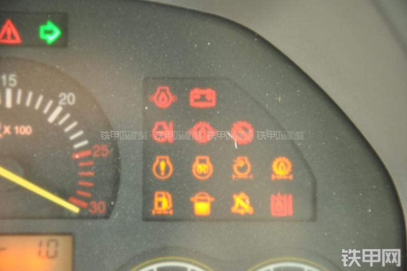 山东临工B877挖掘装载机局部