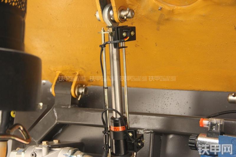 山东临工RS8140压路机局部