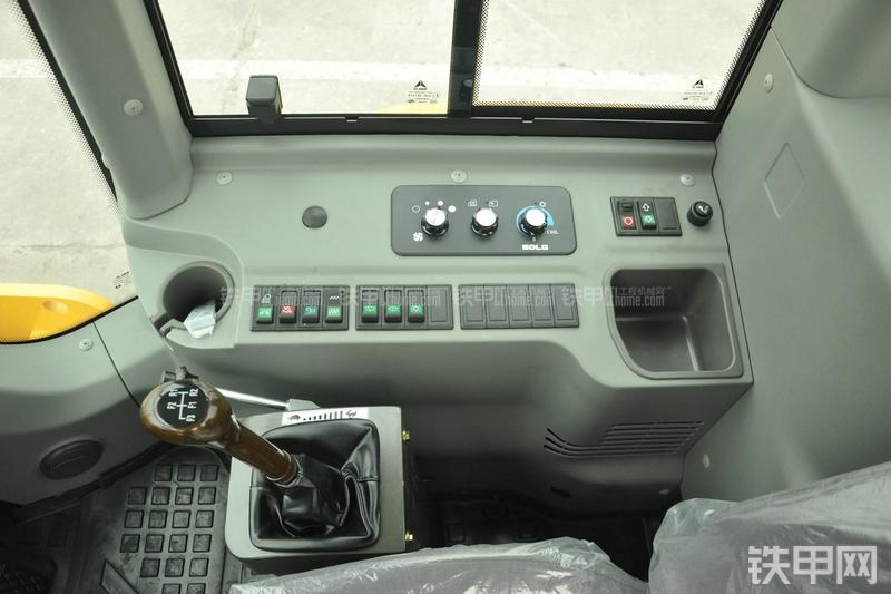 山东临工RS8140压路机局部