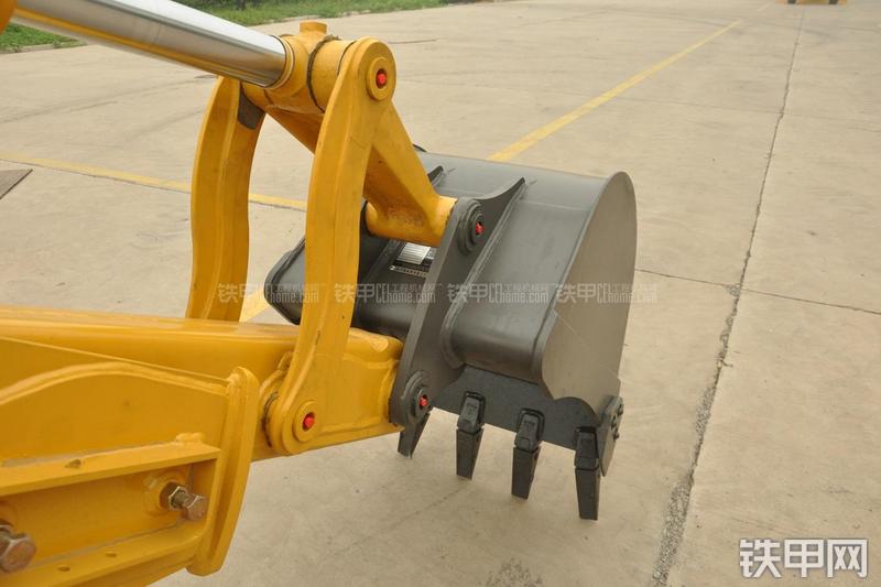 山东临工B877挖掘装载机局部