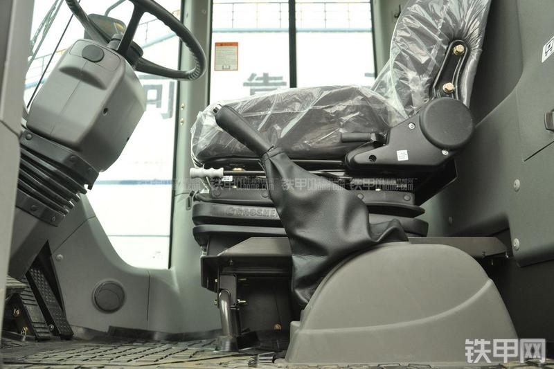 山东临工RS8140压路机局部