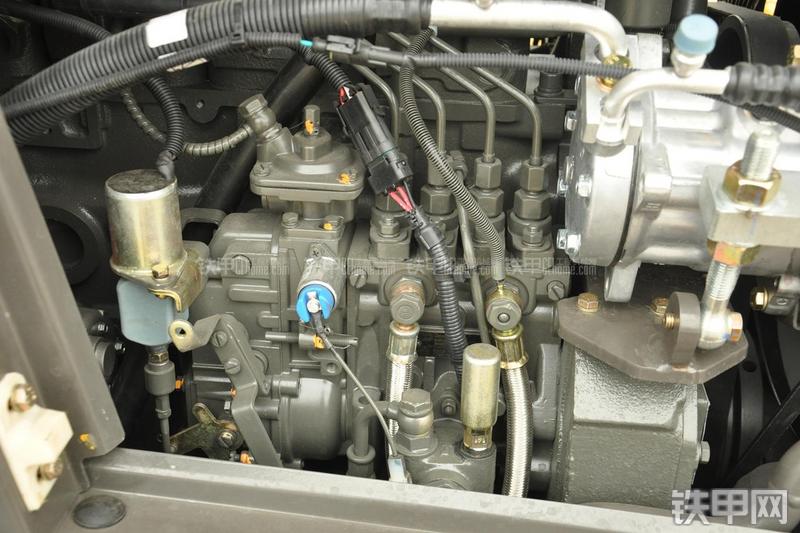 山东临工B877挖掘装载机局部