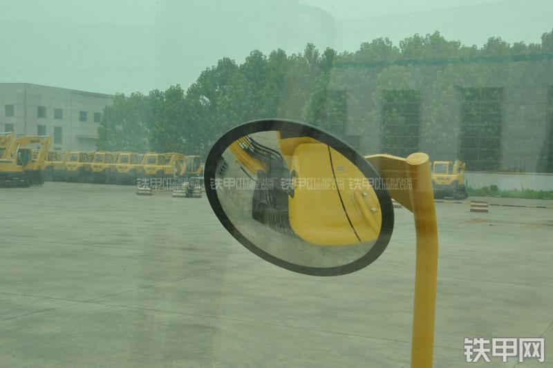 山东临工LG665E挖掘机局部