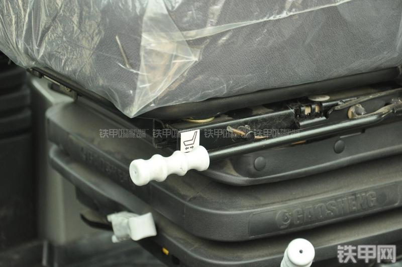 山东临工B877挖掘装载机局部