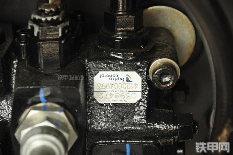 山东临工B877挖掘装载机局部