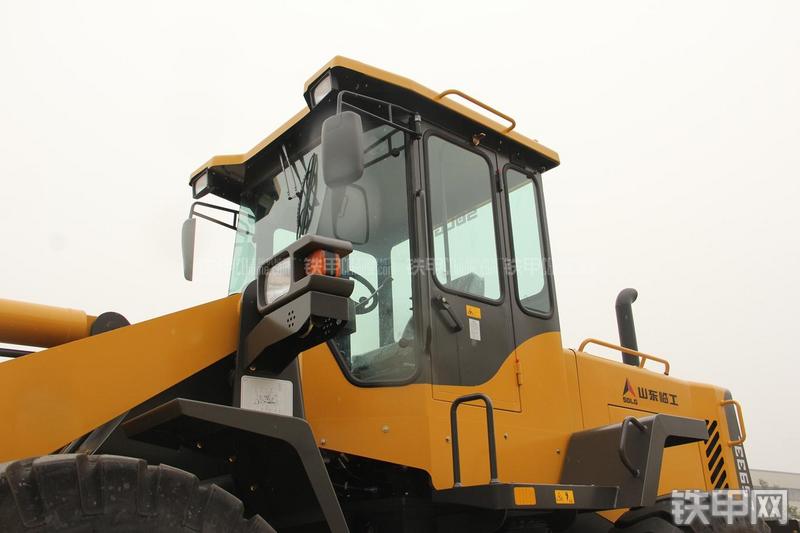 山东临工LG933L装载机局部