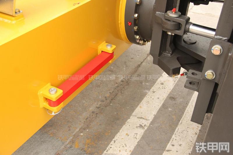 山东临工RS8140压路机局部