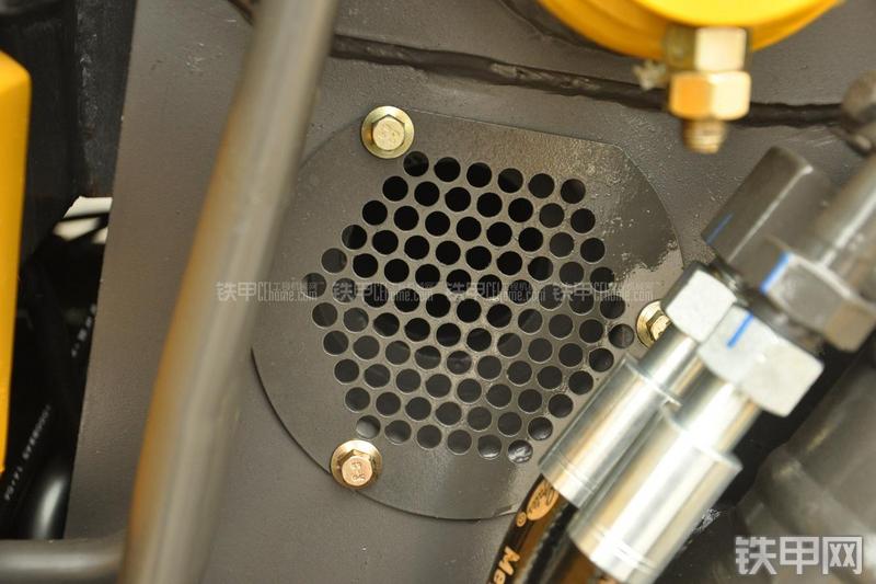 山东临工B877挖掘装载机局部