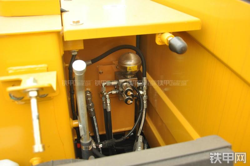 山东临工LG665E挖掘机局部