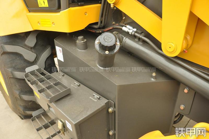 山东临工B877挖掘装载机局部