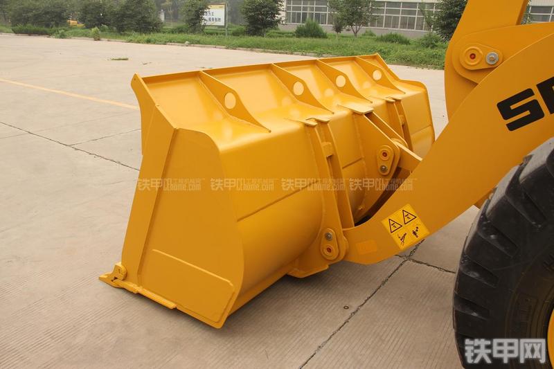 山东临工LG933L装载机局部