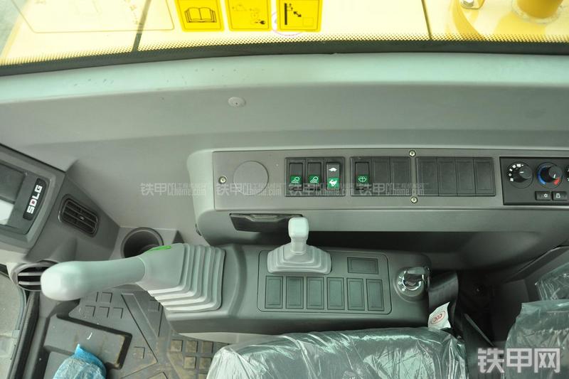 山东临工LG665E挖掘机局部