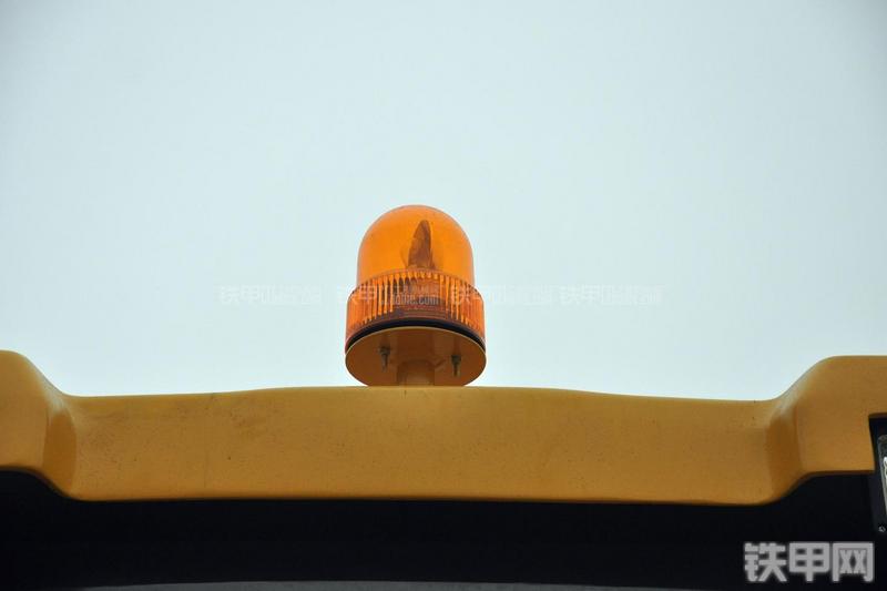 山东临工B877挖掘装载机局部