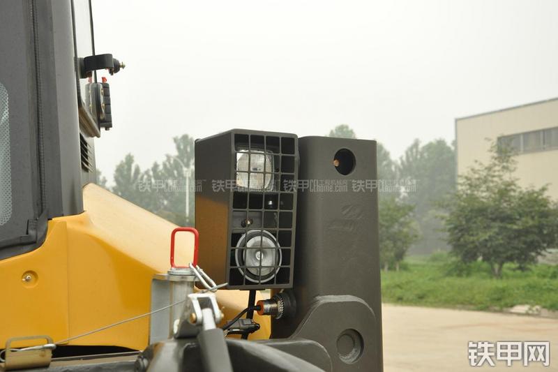 山东临工B877挖掘装载机局部