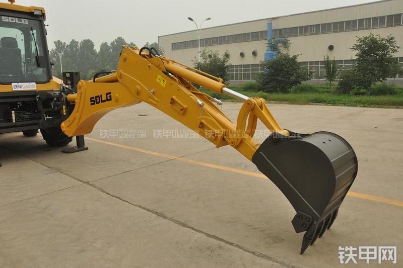 山东临工B877挖掘装载机局部