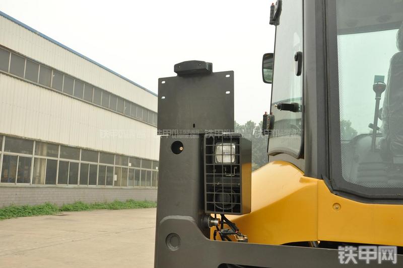 山东临工B877挖掘装载机局部