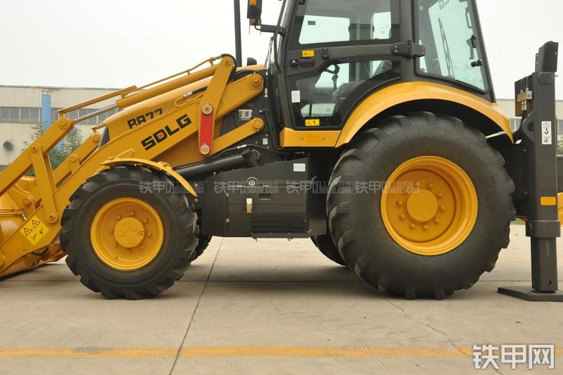 山东临工B877挖掘装载机局部