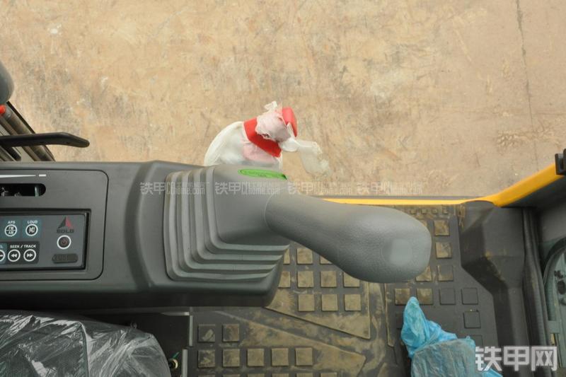 山东临工LG665E挖掘机局部