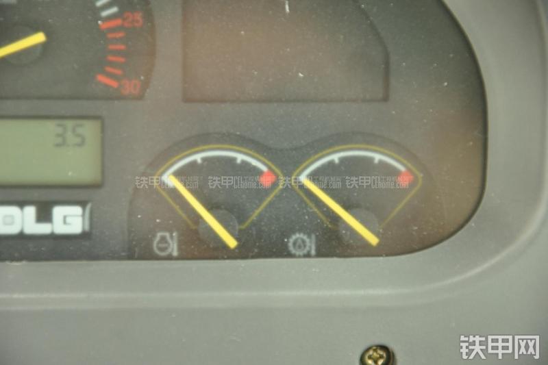 山东临工B877挖掘装载机局部