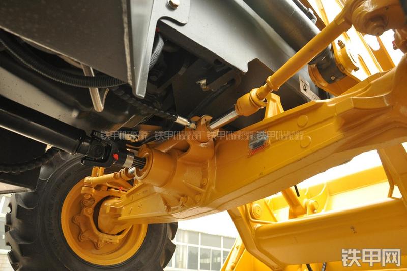 山东临工B877挖掘装载机局部