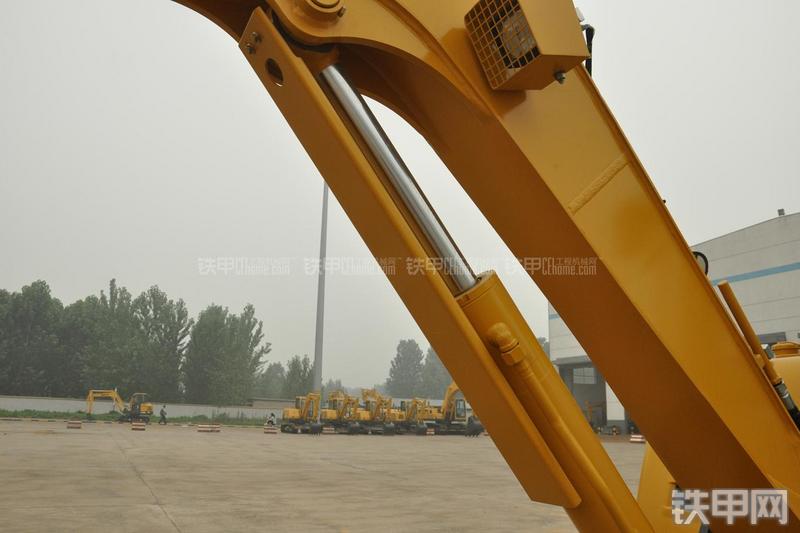 山东临工LG665E挖掘机局部