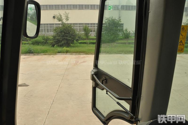 山东临工B877挖掘装载机局部